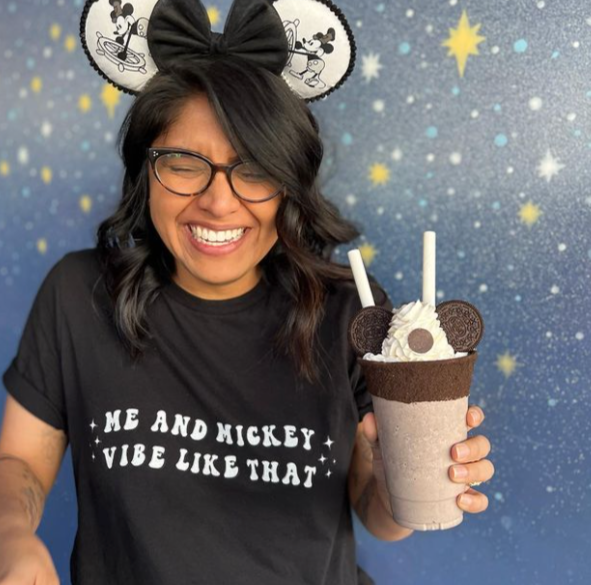 Woman wearing Me and Mickey vibe like that t-shirt graphic tee shirt disney disneyland disney world outfit cosplay disneybound top unisex men women taylor swift disney swiftie eras tour theme parks music lyrics mickey mouse minnie ears steamboat willie mickey bow disney california adventure milkshake snacks food